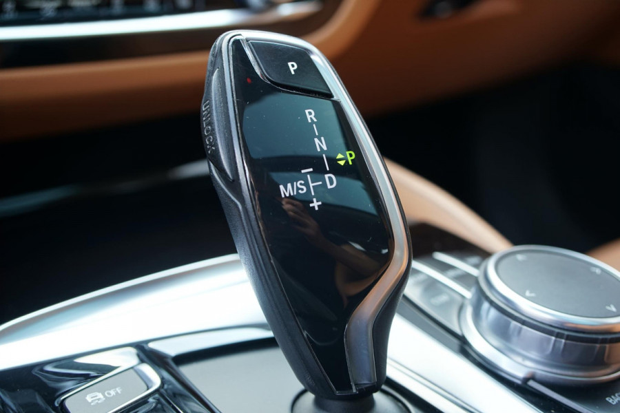 BMW 5 Serie Touring 530i xDrive Executive + PANO / ADAPTIEVE DEMPING / CAMERA / DODEHOEKDETECTIE / DEALER ONDERHOUDEN