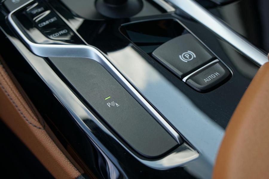 BMW 5 Serie Touring 530i xDrive Executive + PANO / ADAPTIEVE DEMPING / CAMERA / DODEHOEKDETECTIE / DEALER ONDERHOUDEN