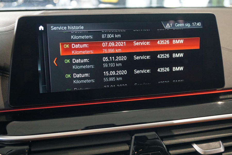 BMW 5 Serie Touring 530i xDrive Executive + PANO / ADAPTIEVE DEMPING / CAMERA / DODEHOEKDETECTIE / DEALER ONDERHOUDEN