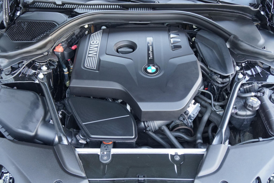 BMW 5 Serie Touring 530i xDrive Executive + PANO / ADAPTIEVE DEMPING / CAMERA / DODEHOEKDETECTIE / DEALER ONDERHOUDEN