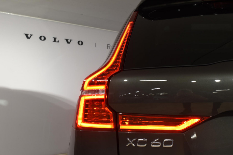 Volvo XC60 B5 250PK Momentum Exclusive / Navigatie / Adaptieve Cruisecontrol / 360 Camera / Head Up Display / Panorama Dak /  LM Velgen /
