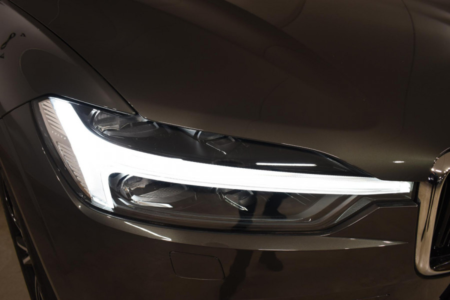 Volvo XC60 B5 250PK Momentum Exclusive / Navigatie / Adaptieve Cruisecontrol / 360 Camera / Head Up Display / Panorama Dak /  LM Velgen /