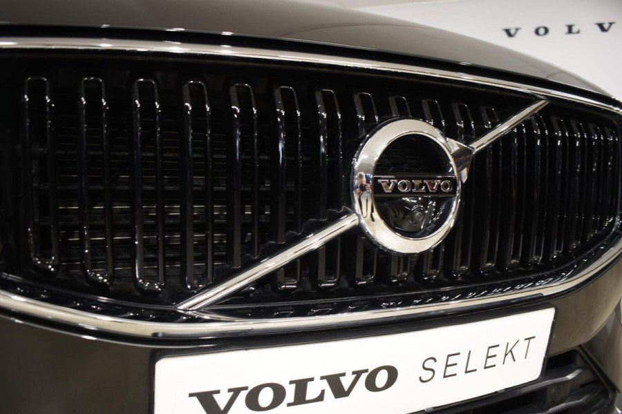 Volvo XC60 B5 250PK Momentum Exclusive / Navigatie / Adaptieve Cruisecontrol / 360 Camera / Head Up Display / Panorama Dak /  LM Velgen /