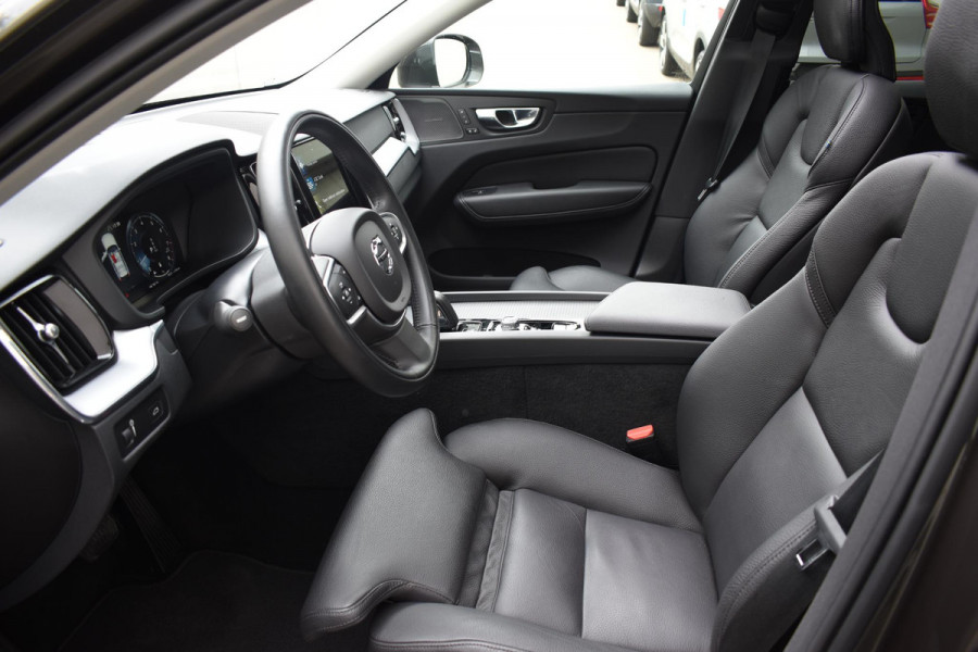 Volvo XC60 B5 250PK Momentum Exclusive / Navigatie / Adaptieve Cruisecontrol / 360 Camera / Head Up Display / Panorama Dak /  LM Velgen /