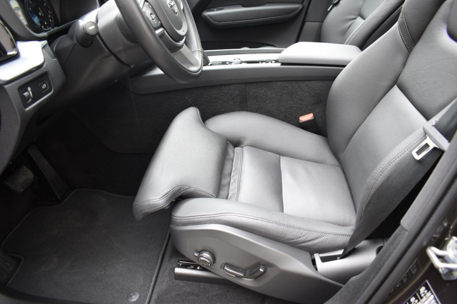 Volvo XC60 B5 250PK Momentum Exclusive / Navigatie / Adaptieve Cruisecontrol / 360 Camera / Head Up Display / Panorama Dak /  LM Velgen /