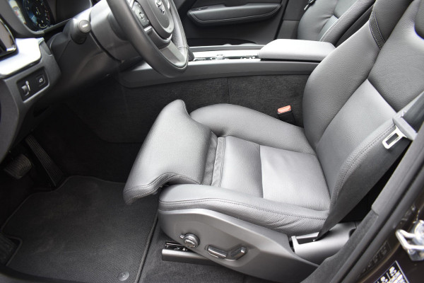 Volvo XC60 B5 250PK Momentum Exclusive / Navigatie / Adaptieve Cruisecontrol / 360 Camera / Head Up Display / Panorama Dak /  LM Velgen /