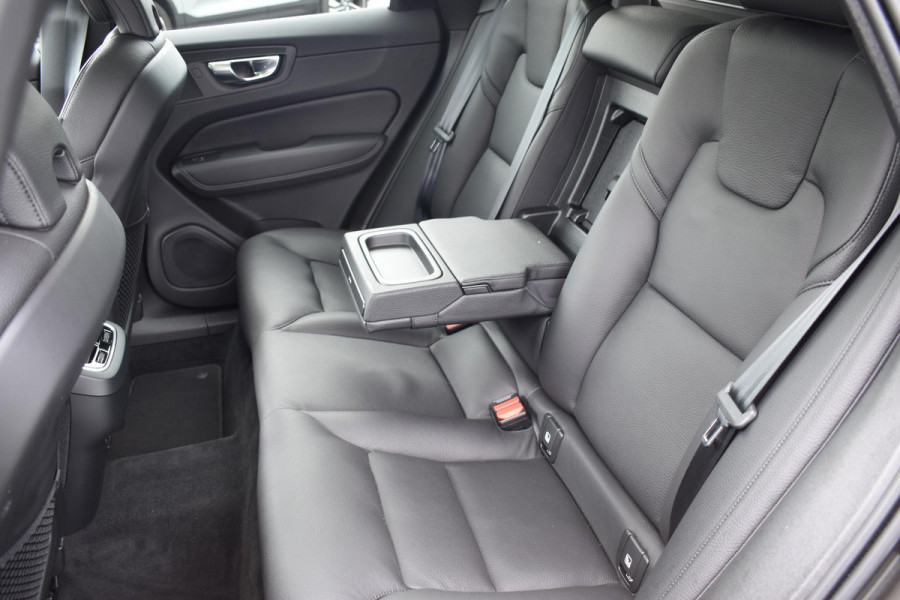 Volvo XC60 B5 250PK Momentum Exclusive / Navigatie / Adaptieve Cruisecontrol / 360 Camera / Head Up Display / Panorama Dak /  LM Velgen /