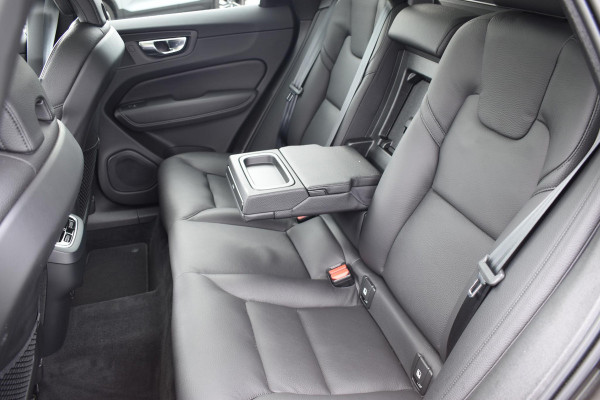 Volvo XC60 B5 250PK Momentum Exclusive / Navigatie / Adaptieve Cruisecontrol / 360 Camera / Head Up Display / Panorama Dak /  LM Velgen /