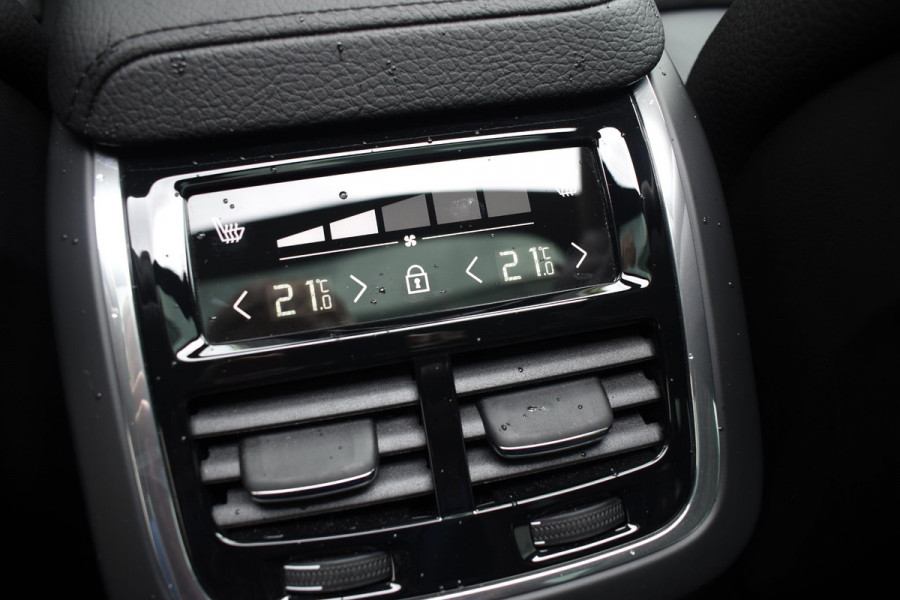 Volvo XC60 B5 250PK Momentum Exclusive / Navigatie / Adaptieve Cruisecontrol / 360 Camera / Head Up Display / Panorama Dak /  LM Velgen /