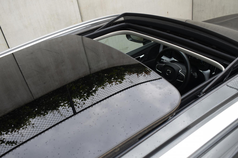 Volvo XC60 B5 250PK Momentum Exclusive / Navigatie / Adaptieve Cruisecontrol / 360 Camera / Head Up Display / Panorama Dak /  LM Velgen /