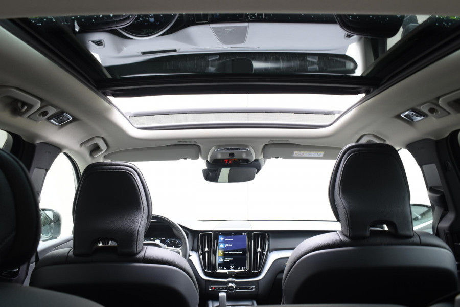 Volvo XC60 B5 250PK Momentum Exclusive / Navigatie / Adaptieve Cruisecontrol / 360 Camera / Head Up Display / Panorama Dak /  LM Velgen /
