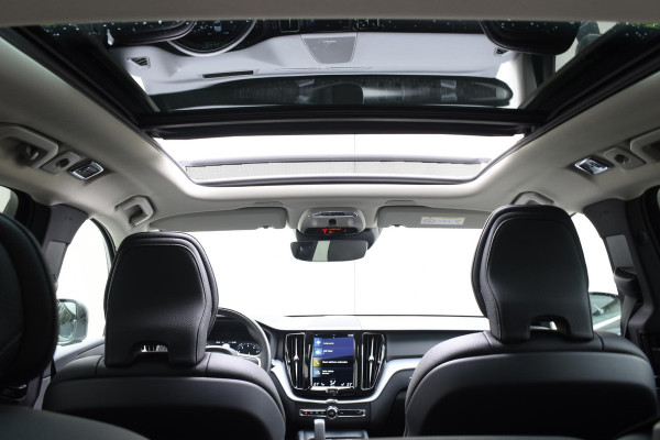 Volvo XC60 B5 250PK Momentum Exclusive / Navigatie / Adaptieve Cruisecontrol / 360 Camera / Head Up Display / Panorama Dak /  LM Velgen /