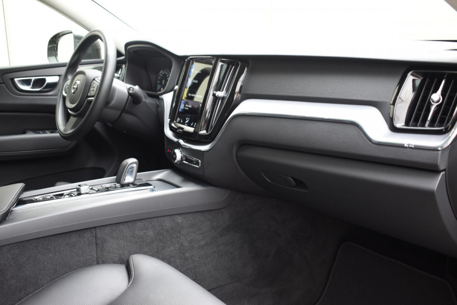 Volvo XC60 B5 250PK Momentum Exclusive / Navigatie / Adaptieve Cruisecontrol / 360 Camera / Head Up Display / Panorama Dak /  LM Velgen /