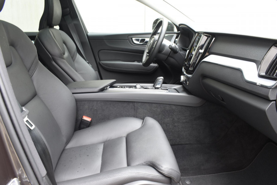 Volvo XC60 B5 250PK Momentum Exclusive / Navigatie / Adaptieve Cruisecontrol / 360 Camera / Head Up Display / Panorama Dak /  LM Velgen /