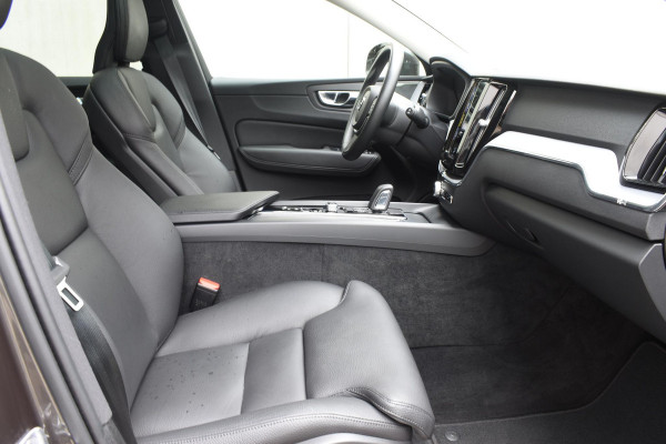 Volvo XC60 B5 250PK Momentum Exclusive / Navigatie / Adaptieve Cruisecontrol / 360 Camera / Head Up Display / Panorama Dak /  LM Velgen /