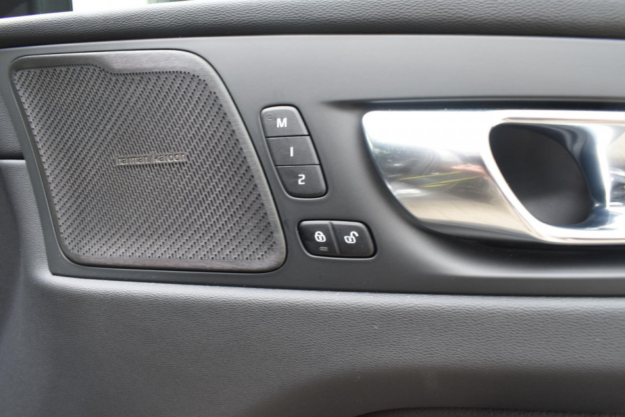 Volvo XC60 B5 250PK Momentum Exclusive / Navigatie / Adaptieve Cruisecontrol / 360 Camera / Head Up Display / Panorama Dak /  LM Velgen /