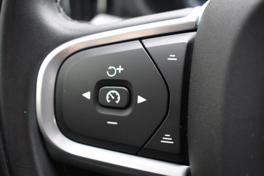 Volvo XC60 B5 250PK Momentum Exclusive / Navigatie / Adaptieve Cruisecontrol / 360 Camera / Head Up Display / Panorama Dak /  LM Velgen /