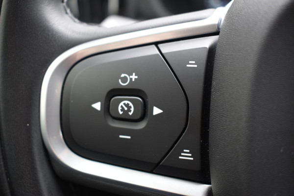 Volvo XC60 B5 250PK Momentum Exclusive / Navigatie / Adaptieve Cruisecontrol / 360 Camera / Head Up Display / Panorama Dak /  LM Velgen /