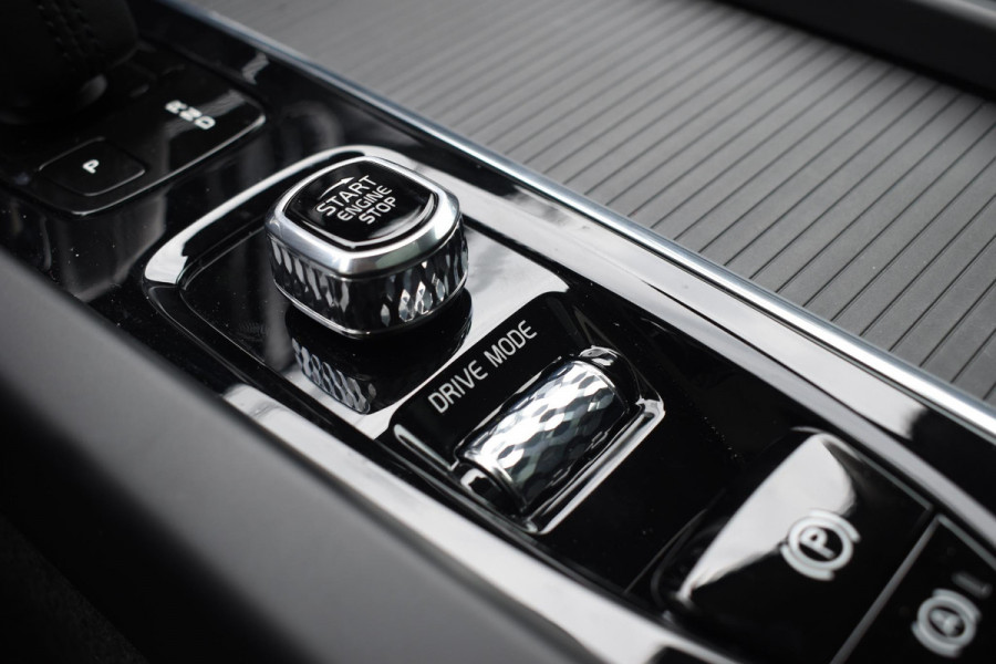 Volvo XC60 B5 250PK Momentum Exclusive / Navigatie / Adaptieve Cruisecontrol / 360 Camera / Head Up Display / Panorama Dak /  LM Velgen /