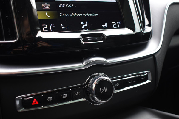 Volvo XC60 B5 250PK Momentum Exclusive / Navigatie / Adaptieve Cruisecontrol / 360 Camera / Head Up Display / Panorama Dak /  LM Velgen /