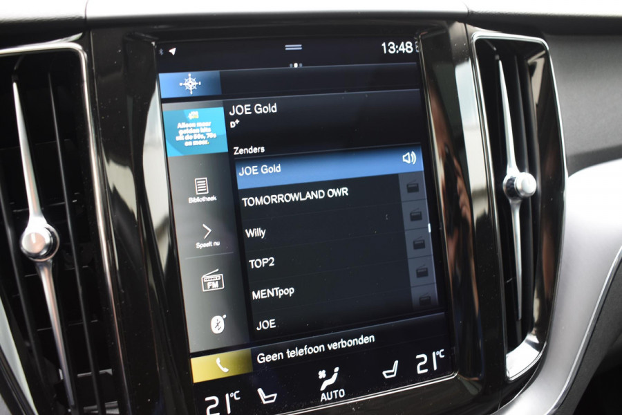 Volvo XC60 B5 250PK Momentum Exclusive / Navigatie / Adaptieve Cruisecontrol / 360 Camera / Head Up Display / Panorama Dak /  LM Velgen /