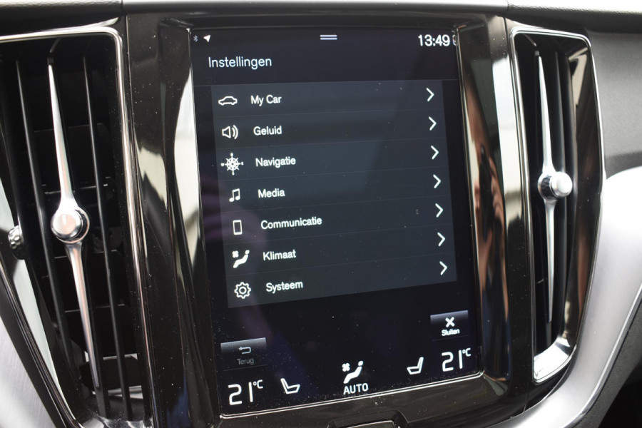 Volvo XC60 B5 250PK Momentum Exclusive / Navigatie / Adaptieve Cruisecontrol / 360 Camera / Head Up Display / Panorama Dak /  LM Velgen /