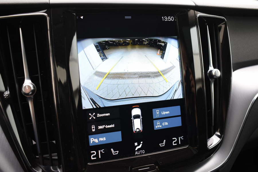 Volvo XC60 B5 250PK Momentum Exclusive / Navigatie / Adaptieve Cruisecontrol / 360 Camera / Head Up Display / Panorama Dak /  LM Velgen /