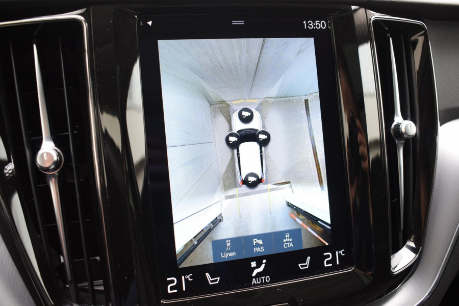 Volvo XC60 B5 250PK Momentum Exclusive / Navigatie / Adaptieve Cruisecontrol / 360 Camera / Head Up Display / Panorama Dak /  LM Velgen /