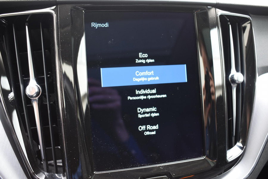 Volvo XC60 B5 250PK Momentum Exclusive / Navigatie / Adaptieve Cruisecontrol / 360 Camera / Head Up Display / Panorama Dak /  LM Velgen /