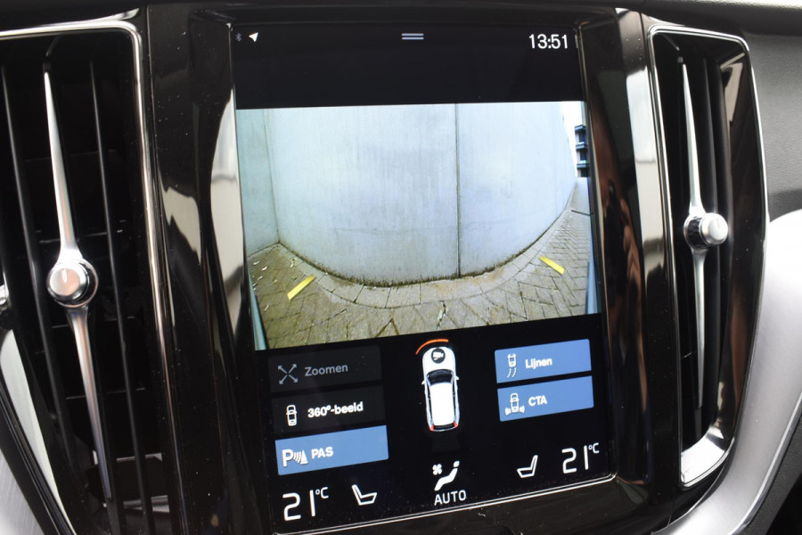 Volvo XC60 B5 250PK Momentum Exclusive / Navigatie / Adaptieve Cruisecontrol / 360 Camera / Head Up Display / Panorama Dak /  LM Velgen /