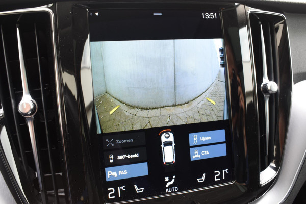 Volvo XC60 B5 250PK Momentum Exclusive / Navigatie / Adaptieve Cruisecontrol / 360 Camera / Head Up Display / Panorama Dak /  LM Velgen /