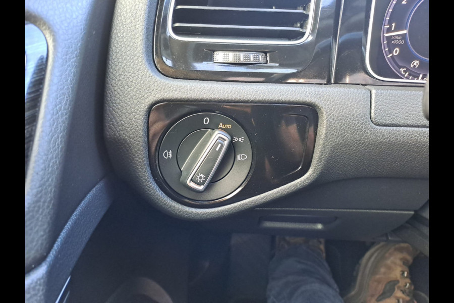 Volkswagen GOLF Variant 1.4 TSI Highline R-line | LED | Pano | Trekhaak | ACC | Navi | App-connect | Virtual |