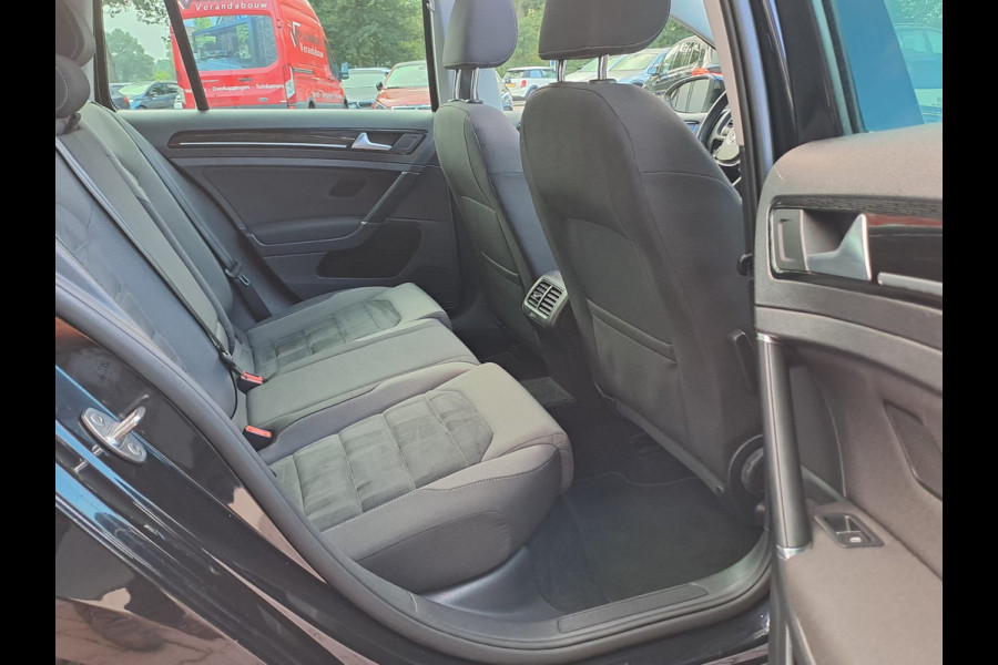 Volkswagen GOLF Variant 1.4 TSI Highline R-line | LED | Pano | Trekhaak | ACC | Navi | App-connect | Virtual |