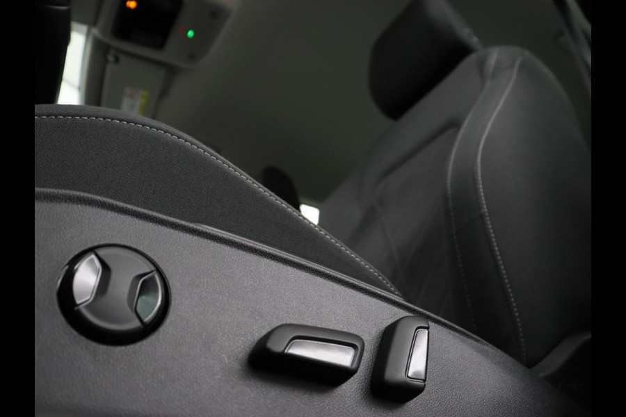 Volkswagen Golf 1.4 eHybrid Style | Stoel & stuurverwarming | Carplay | Sfeerverlichting | Massage | Memory | Parkeerhulp | Navigatie | Full LED | Adaptive cruise