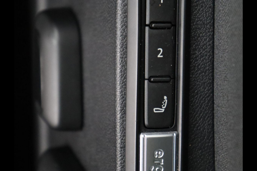 Volkswagen Golf 1.4 eHybrid Style | Stoel & stuurverwarming | Carplay | Sfeerverlichting | Massage | Memory | Parkeerhulp | Navigatie | Full LED | Adaptive cruise