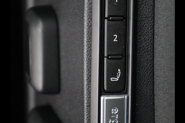 Volkswagen Golf 1.4 eHybrid Style | Stoel & stuurverwarming | Carplay | Sfeerverlichting | Massage | Memory | Parkeerhulp | Navigatie | Full LED | Adaptive cruise