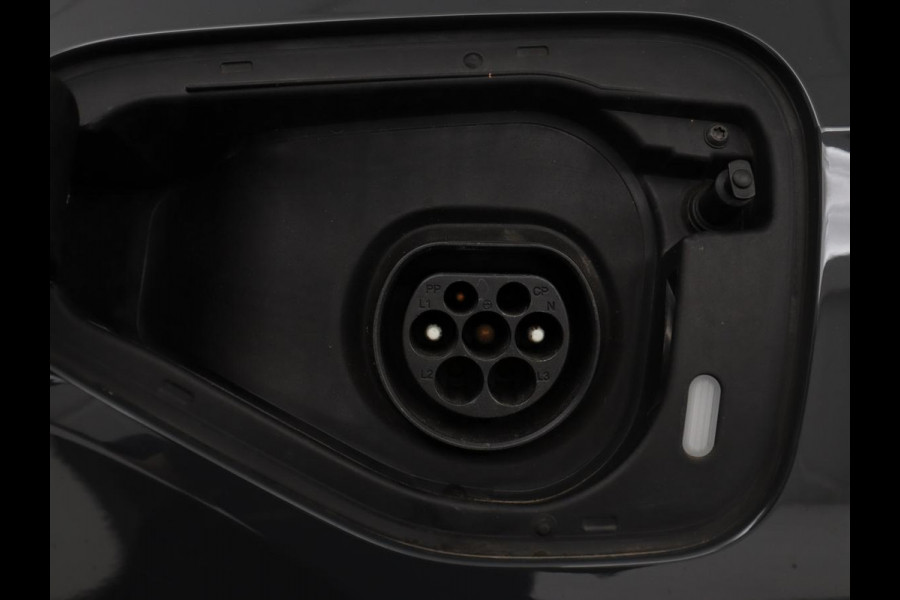 Volkswagen Golf 1.4 eHybrid Style | Stoel & stuurverwarming | Carplay | Sfeerverlichting | Massage | Memory | Parkeerhulp | Navigatie | Full LED | Adaptive cruise