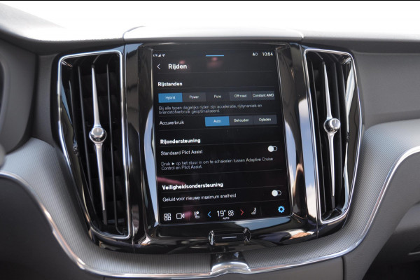 Volvo XC60 T6 350PK Long Range AWD Essential Bright Google Infotainment / Panoramisch schuif-kanteldak / Cruise control / Lederen bekleding / Parkeersensoren voor- en achterzijde / 19" lichtmetalen velgen /