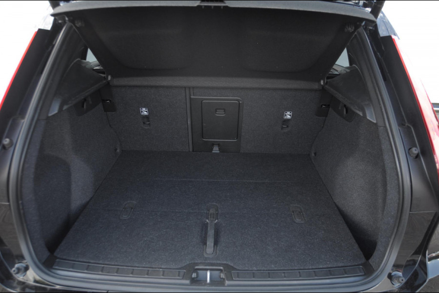 Volvo XC40 408PK Automaat Recharge Twin Ultimate / Adaptieve cruise control/ Panoramadak/ Elektrische stoelen met geheugen/ BLIS/ Elektrische achterklep/ Parkeersensoren met 360 Camera/ Stoel en stuurwielverwarming/ Mistlampen/ Luxe bekleding/ 20" Velgen/ Harman kardon audio/ Apple carplay