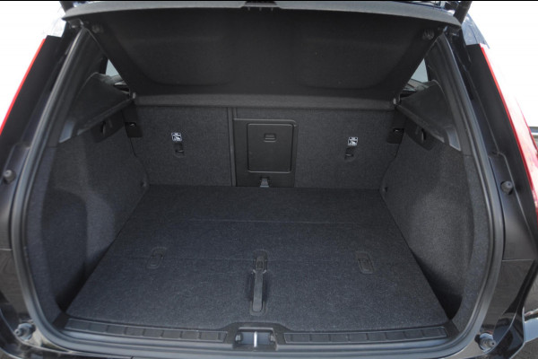 Volvo XC40 408PK Automaat Recharge Twin Ultimate / Adaptieve cruise control/ Panoramadak/ Elektrische stoelen met geheugen/ BLIS/ Elektrische achterklep/ Parkeersensoren met 360 Camera/ Stoel en stuurwielverwarming/ Mistlampen/ Luxe bekleding/ 20" Velgen/ Harman kardon audio/ Apple carplay