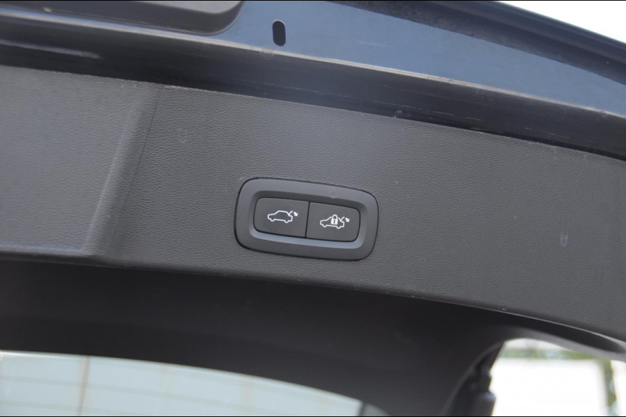 Volvo XC40 408PK Automaat Recharge Twin Ultimate / Adaptieve cruise control/ Panoramadak/ Elektrische stoelen met geheugen/ BLIS/ Elektrische achterklep/ Parkeersensoren met 360 Camera/ Stoel en stuurwielverwarming/ Mistlampen/ Luxe bekleding/ 20" Velgen/ Harman kardon audio/ Apple carplay