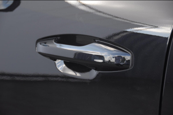 Volvo XC40 408PK Automaat Recharge Twin Ultimate / Adaptieve cruise control/ Panoramadak/ Elektrische stoelen met geheugen/ BLIS/ Elektrische achterklep/ Parkeersensoren met 360 Camera/ Stoel en stuurwielverwarming/ Mistlampen/ Luxe bekleding/ 20" Velgen/ Harman kardon audio/ Apple carplay