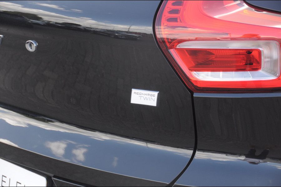 Volvo XC40 408PK Automaat Recharge Twin Ultimate / Adaptieve cruise control/ Panoramadak/ Elektrische stoelen met geheugen/ BLIS/ Elektrische achterklep/ Parkeersensoren met 360 Camera/ Stoel en stuurwielverwarming/ Mistlampen/ Luxe bekleding/ 20" Velgen/ Harman kardon audio/ Apple carplay