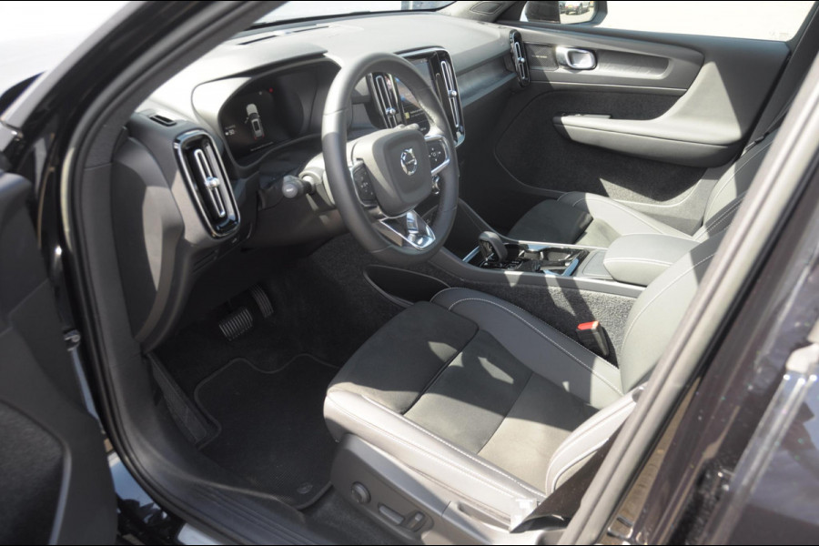 Volvo XC40 408PK Automaat Recharge Twin Ultimate / Adaptieve cruise control/ Panoramadak/ Elektrische stoelen met geheugen/ BLIS/ Elektrische achterklep/ Parkeersensoren met 360 Camera/ Stoel en stuurwielverwarming/ Mistlampen/ Luxe bekleding/ 20" Velgen/ Harman kardon audio/ Apple carplay