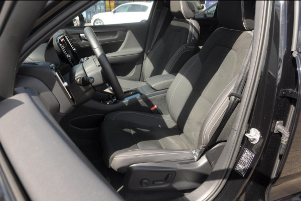 Volvo XC40 408PK Automaat Recharge Twin Ultimate / Adaptieve cruise control/ Panoramadak/ Elektrische stoelen met geheugen/ BLIS/ Elektrische achterklep/ Parkeersensoren met 360 Camera/ Stoel en stuurwielverwarming/ Mistlampen/ Luxe bekleding/ 20" Velgen/ Harman kardon audio/ Apple carplay