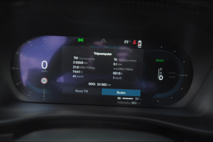 Volvo XC40 408PK Automaat Recharge Twin Ultimate / Adaptieve cruise control/ Panoramadak/ Elektrische stoelen met geheugen/ BLIS/ Elektrische achterklep/ Parkeersensoren met 360 Camera/ Stoel en stuurwielverwarming/ Mistlampen/ Luxe bekleding/ 20" Velgen/ Harman kardon audio/ Apple carplay