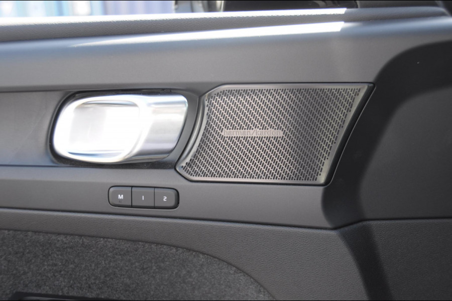 Volvo XC40 408PK Automaat Recharge Twin Ultimate / Adaptieve cruise control/ Panoramadak/ Elektrische stoelen met geheugen/ BLIS/ Elektrische achterklep/ Parkeersensoren met 360 Camera/ Stoel en stuurwielverwarming/ Mistlampen/ Luxe bekleding/ 20" Velgen/ Harman kardon audio/ Apple carplay