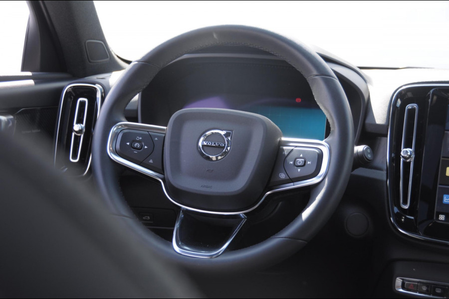 Volvo XC40 408PK Automaat Recharge Twin Ultimate / Adaptieve cruise control/ Panoramadak/ Elektrische stoelen met geheugen/ BLIS/ Elektrische achterklep/ Parkeersensoren met 360 Camera/ Stoel en stuurwielverwarming/ Mistlampen/ Luxe bekleding/ 20" Velgen/ Harman kardon audio/ Apple carplay