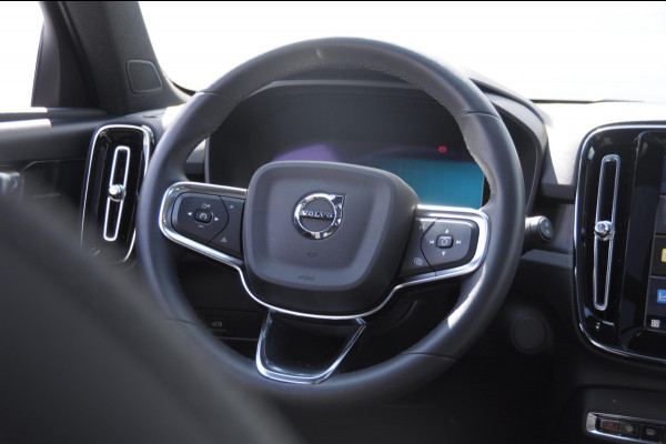 Volvo XC40 408PK Automaat Recharge Twin Ultimate / Adaptieve cruise control/ Panoramadak/ Elektrische stoelen met geheugen/ BLIS/ Elektrische achterklep/ Parkeersensoren met 360 Camera/ Stoel en stuurwielverwarming/ Mistlampen/ Luxe bekleding/ 20" Velgen/ Harman kardon audio/ Apple carplay