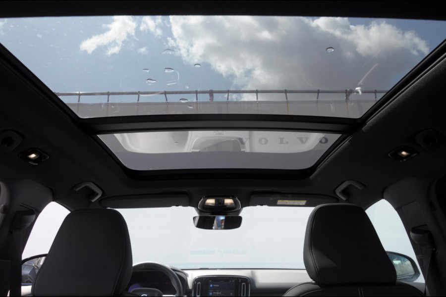 Volvo XC40 408PK Automaat Recharge Twin Ultimate / Adaptieve cruise control/ Panoramadak/ Elektrische stoelen met geheugen/ BLIS/ Elektrische achterklep/ Parkeersensoren met 360 Camera/ Stoel en stuurwielverwarming/ Mistlampen/ Luxe bekleding/ 20" Velgen/ Harman kardon audio/ Apple carplay